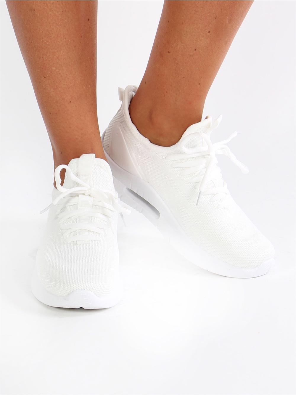 Sindy - Svarta sneakers med snören och svart sula